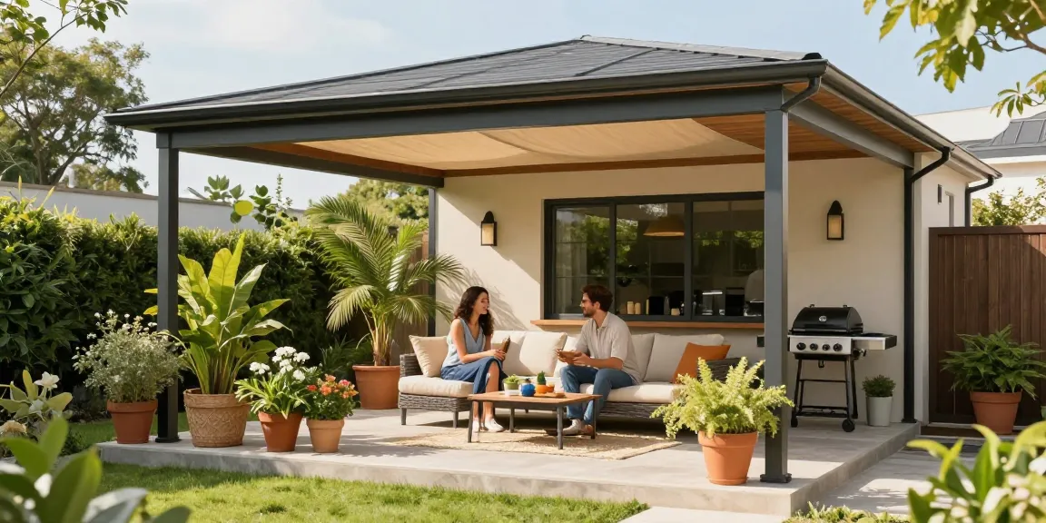 Stylische freistehende Terrassenüberdachung im Sonnenlicht mit Gartenmöbeln.